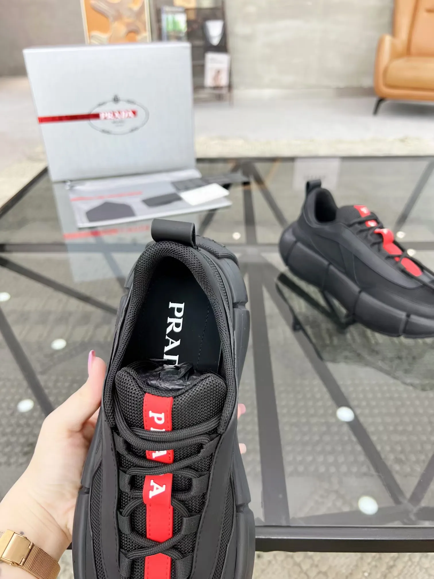 P500 Yuan 38-45 Prada Prada’s new men’s genuine leather sports shoes, the highest version on the market, any comparison is welcome🆚! The original leather has excellent texture and is super high-end! Fetal sheep net lining imported from Italy, removable pad! Luxurious materials and fine workmanship, highly recommended!